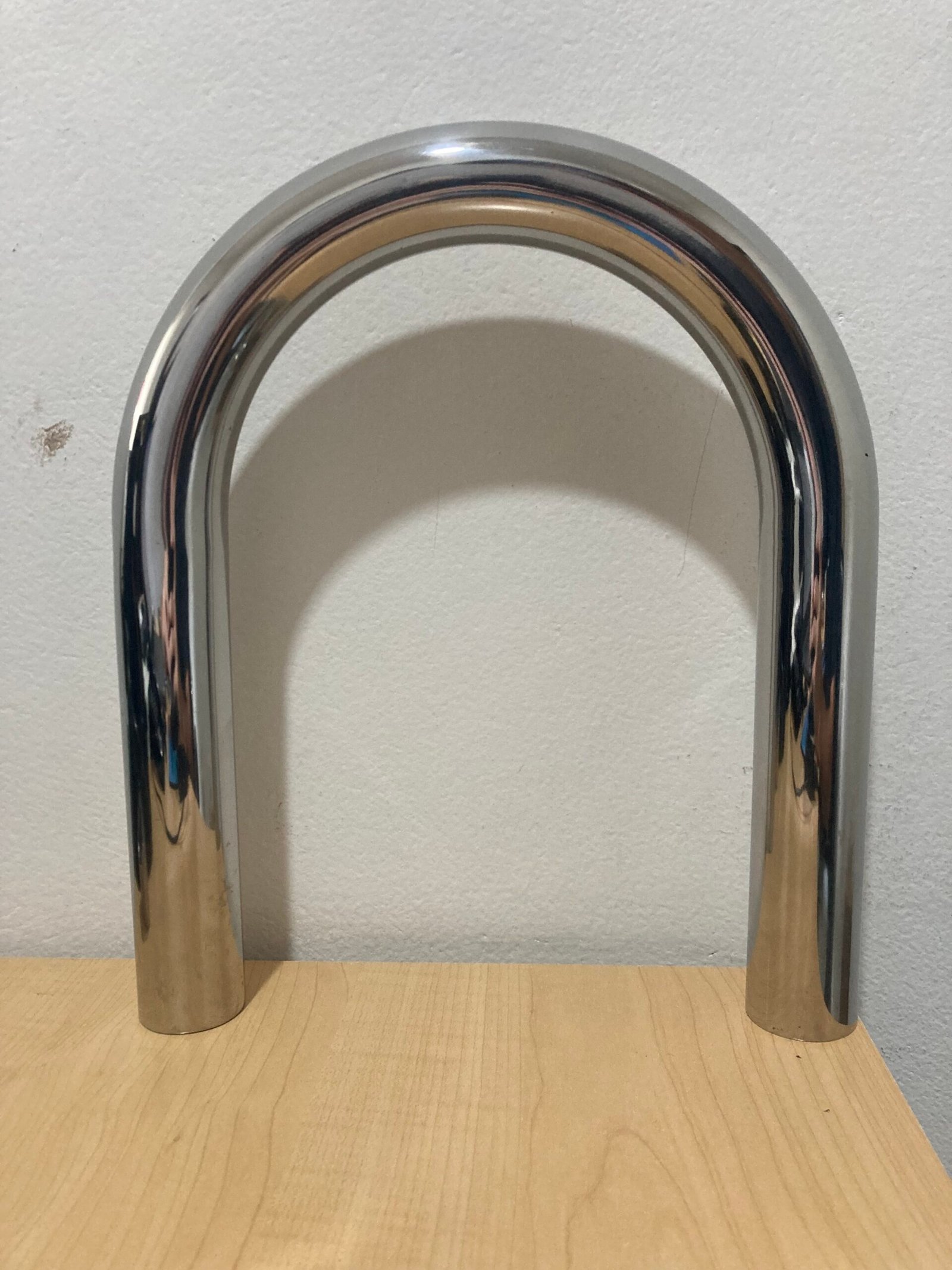 Curva 180° em aço inox polido fabricada pela ArtCurvas